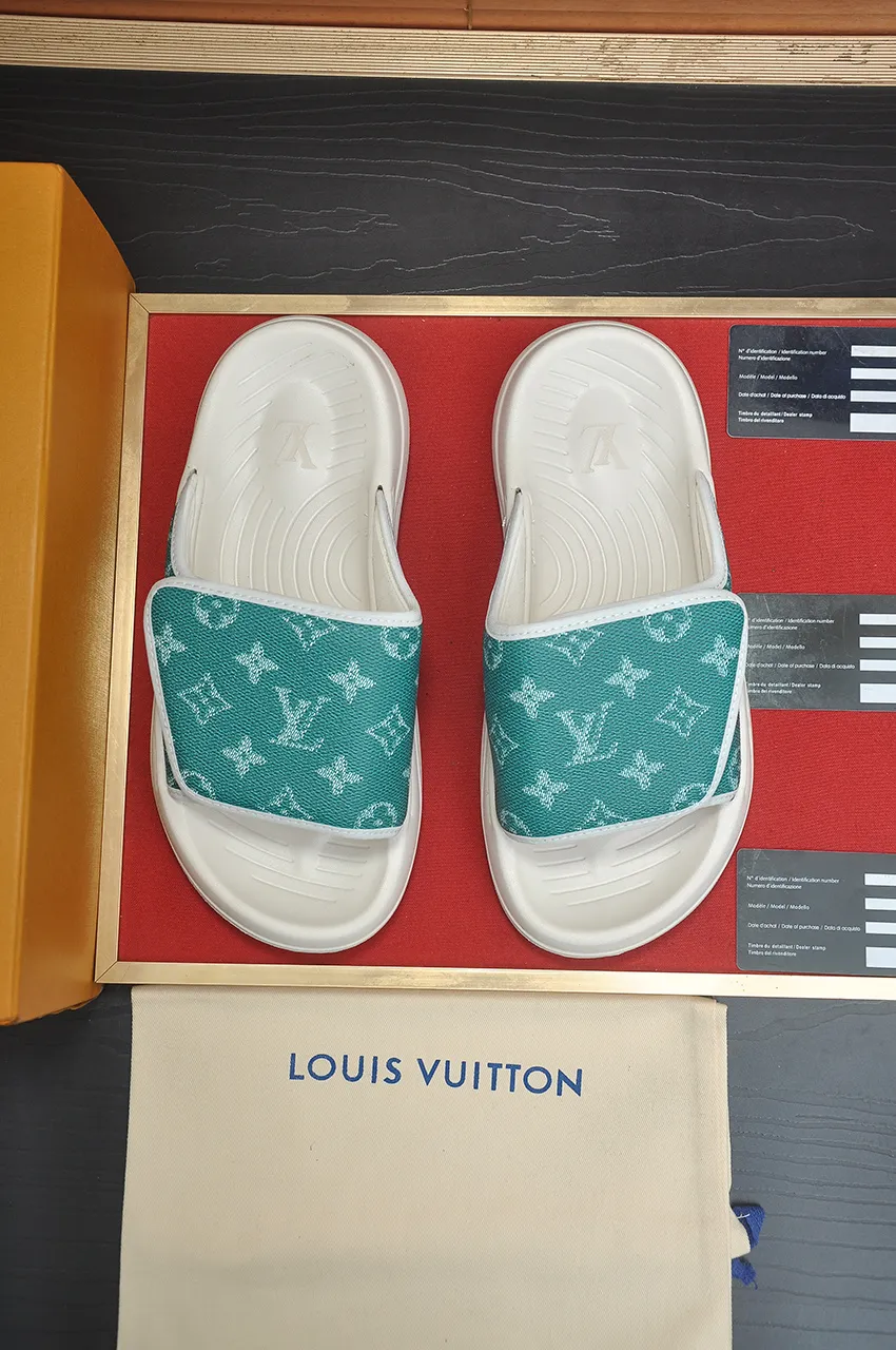 Men's men's shoes 💰340💶 [Louis Vuitton LV slippers] (high-end cowhide) counter 1:1 fashion style, a must-have for summer! The designer used LV’s iconic outsole. The original simple slippers instantly become fashionable! The upper is made of flexible special cowhide leather straps alternately, and the workmanship is exquisite! A must-have for stylish men in summer, size 38-45 (45 customized)